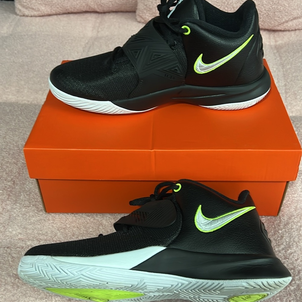 Nike Kyrie Flytrap 3 - Black & White Sneakers - GS 7Y - Picture 3 of 11